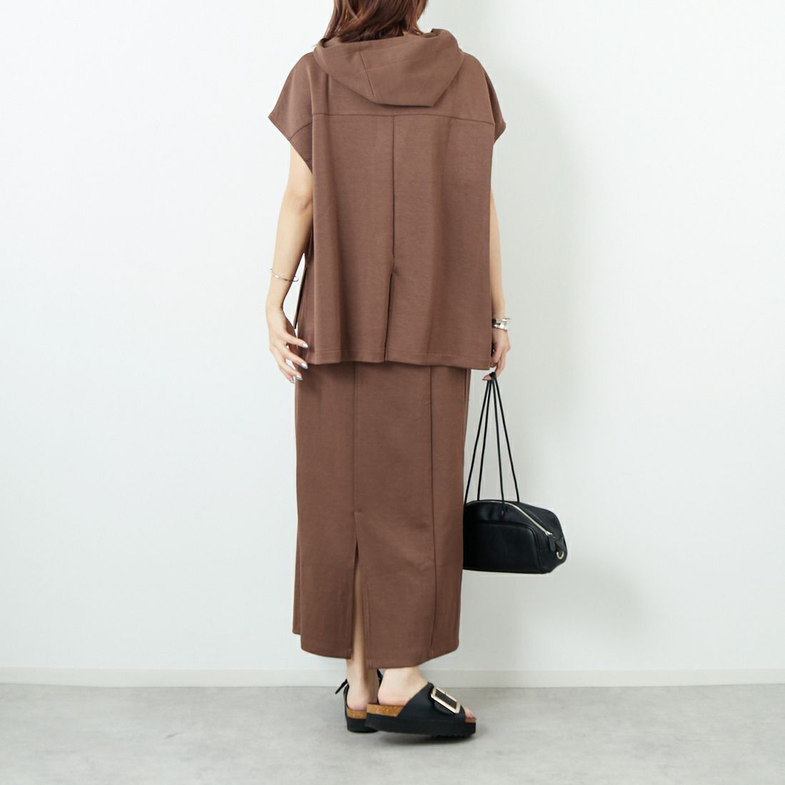 Maison de L'allure [メゾン ドゥ ラリュール] ダンボールフーディベスト [M25132003] 28 BROWN &&モデル身長：167cm 着用サイズ：F&&