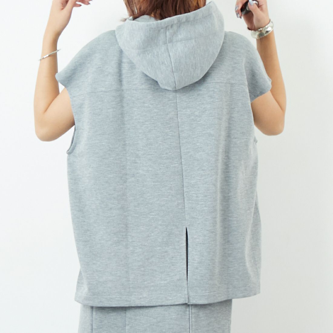 Maison de L'allure [メゾン ドゥ ラリュール] ダンボールフーディベスト [M25132003] 07 GRAY &&モデル身長：167cm 着用サイズ：F&&