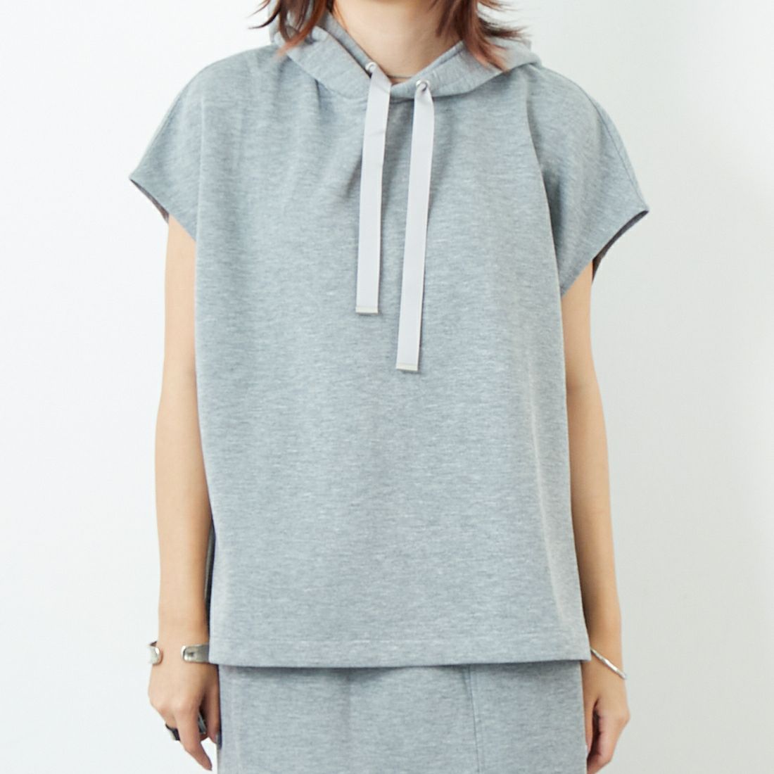 Maison de L'allure [メゾン ドゥ ラリュール] ダンボールフーディベスト [M25132003] 07 GRAY &&モデル身長：167cm 着用サイズ：F&&