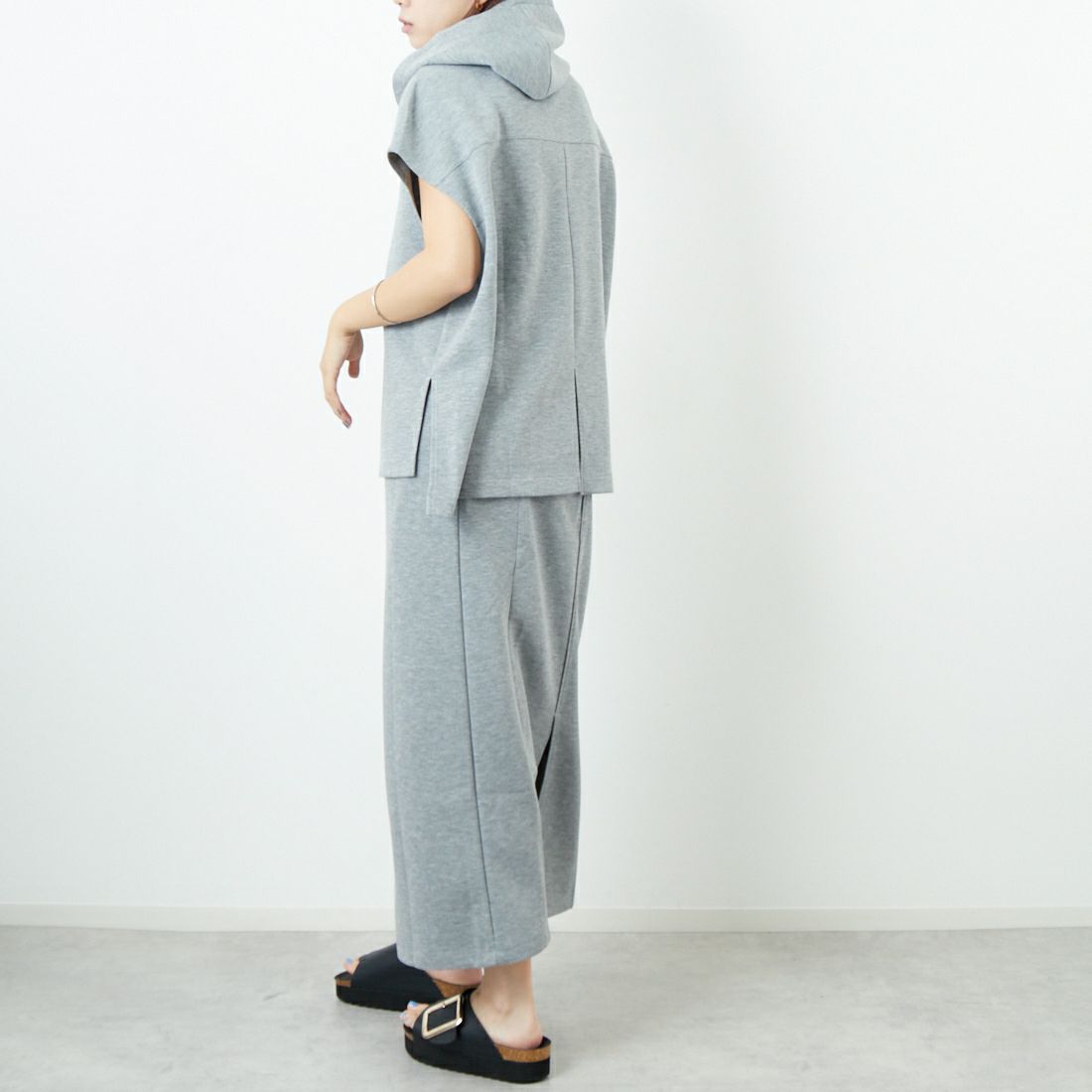 Maison de L'allure [メゾン ドゥ ラリュール] ダンボールフーディベスト [M25132003] 07 GRAY &&モデル身長：167cm 着用サイズ：F&&