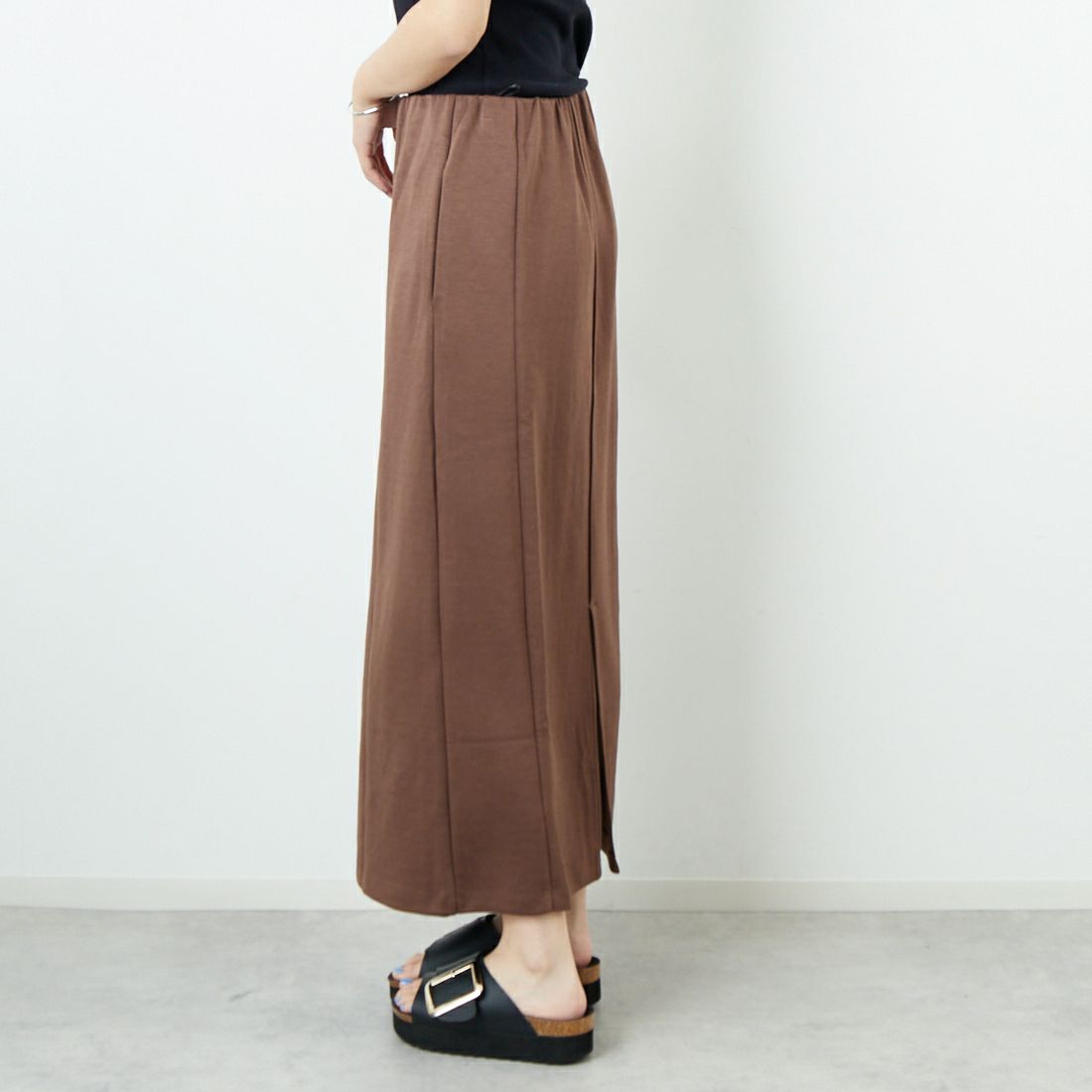 Maison de L'allure [メゾン ドゥ ラリュール] ダンボールナロースカート [M25132004] 28 BROWN &&モデル身長：167cm 着用サイズ：M&&