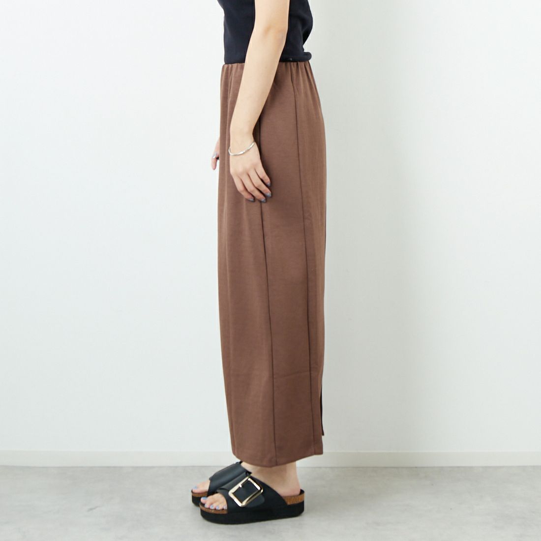 Maison de L'allure [メゾン ドゥ ラリュール] ダンボールナロースカート [M25132004] 28 BROWN &&モデル身長：167cm 着用サイズ：M&&