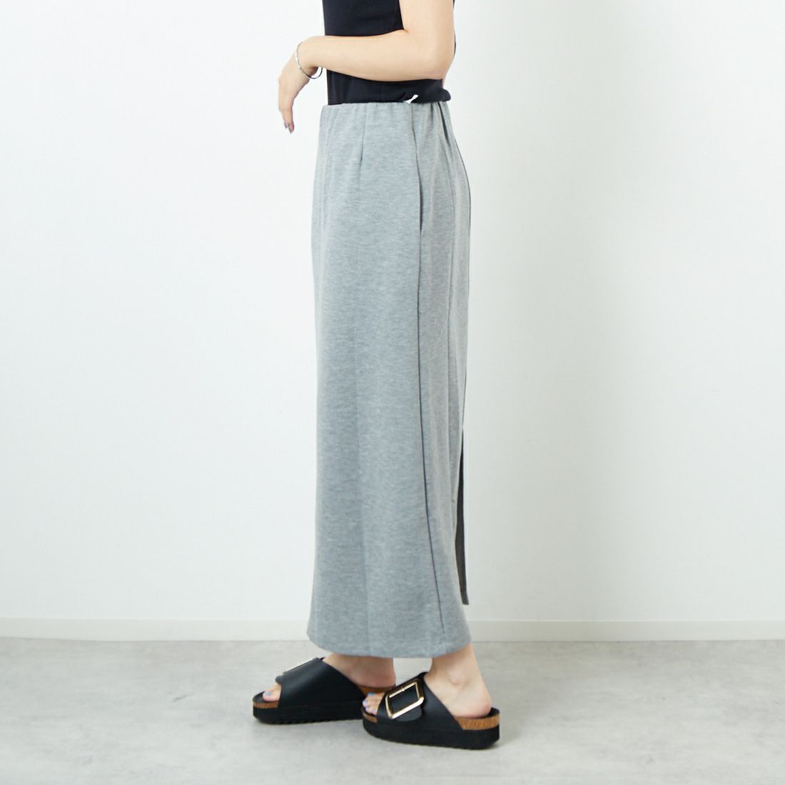 Maison de L'allure [メゾン ドゥ ラリュール] ダンボールナロースカート [M25132004] 07 GRAY &&モデル身長：167cm 着用サイズ：M&&