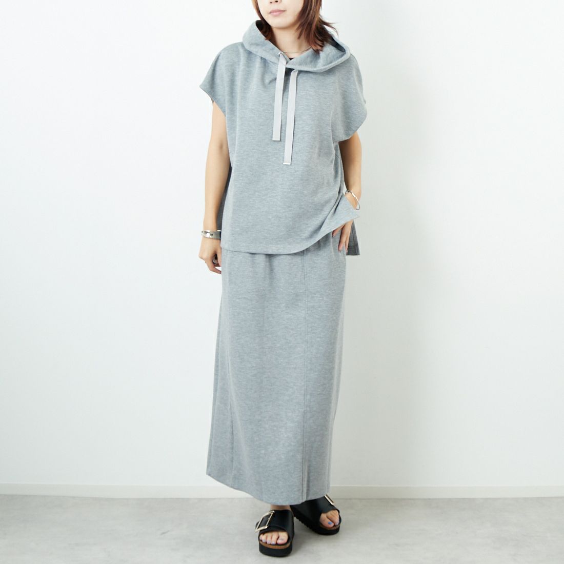 Maison de L'allure [メゾン ドゥ ラリュール] ダンボールナロースカート [M25132004] 07 GRAY &&モデル身長：167cm 着用サイズ：M&&