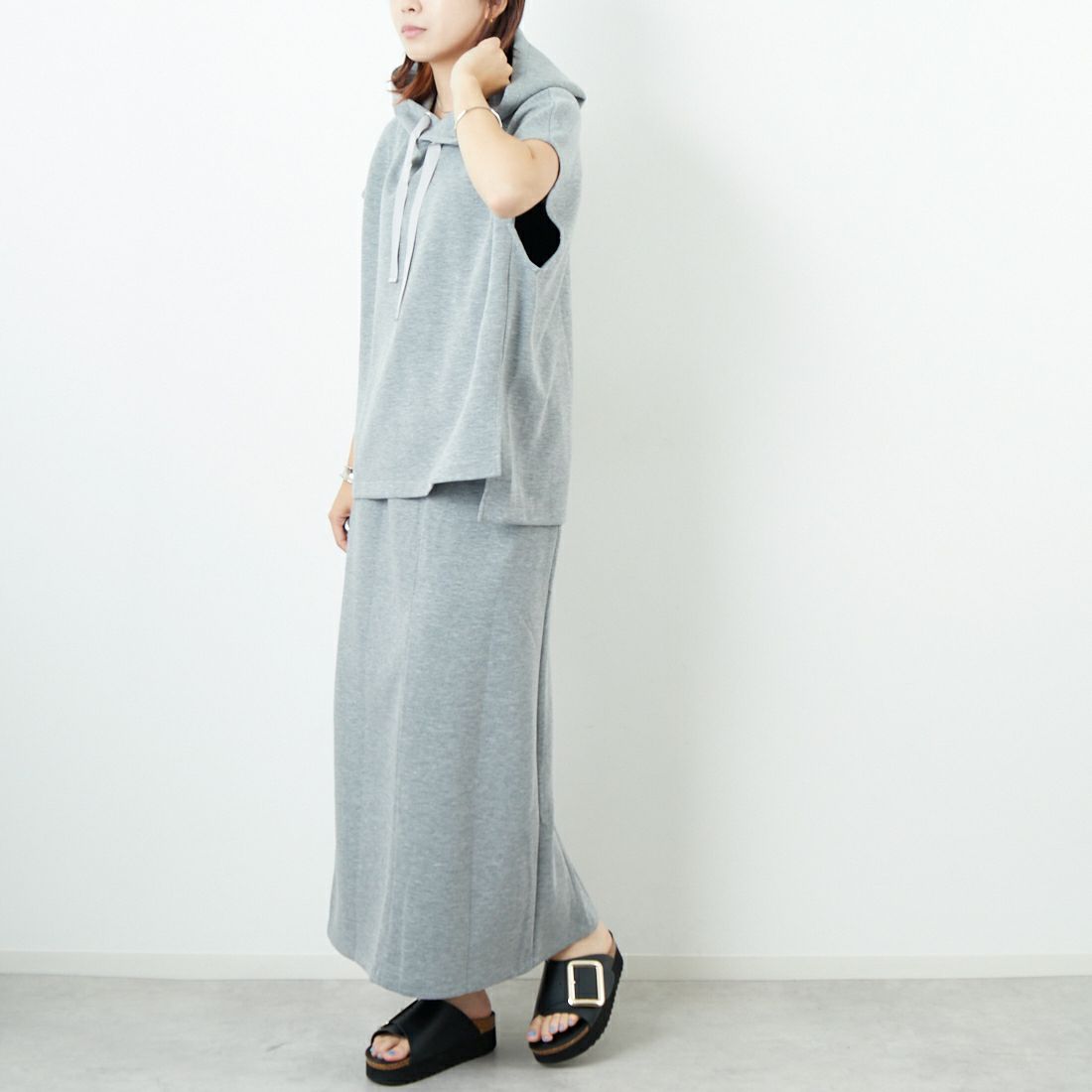 Maison de L'allure [メゾン ドゥ ラリュール] ダンボールナロースカート [M25132004] 07 GRAY &&モデル身長：167cm 着用サイズ：M&&