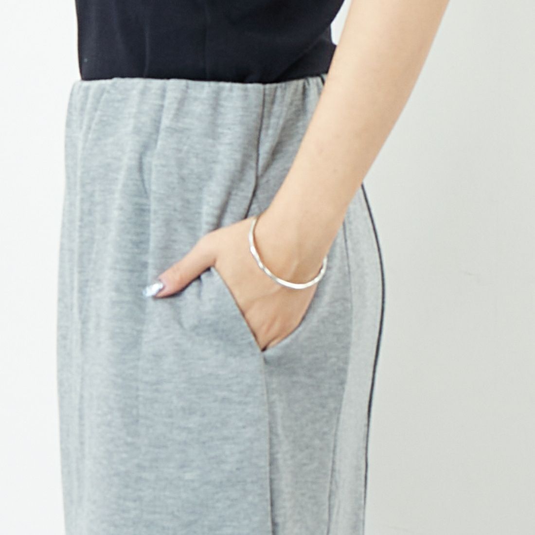 Maison de L'allure [メゾン ドゥ ラリュール] ダンボールナロースカート [M25132004] 07 GRAY &&モデル身長：167cm 着用サイズ：M&&