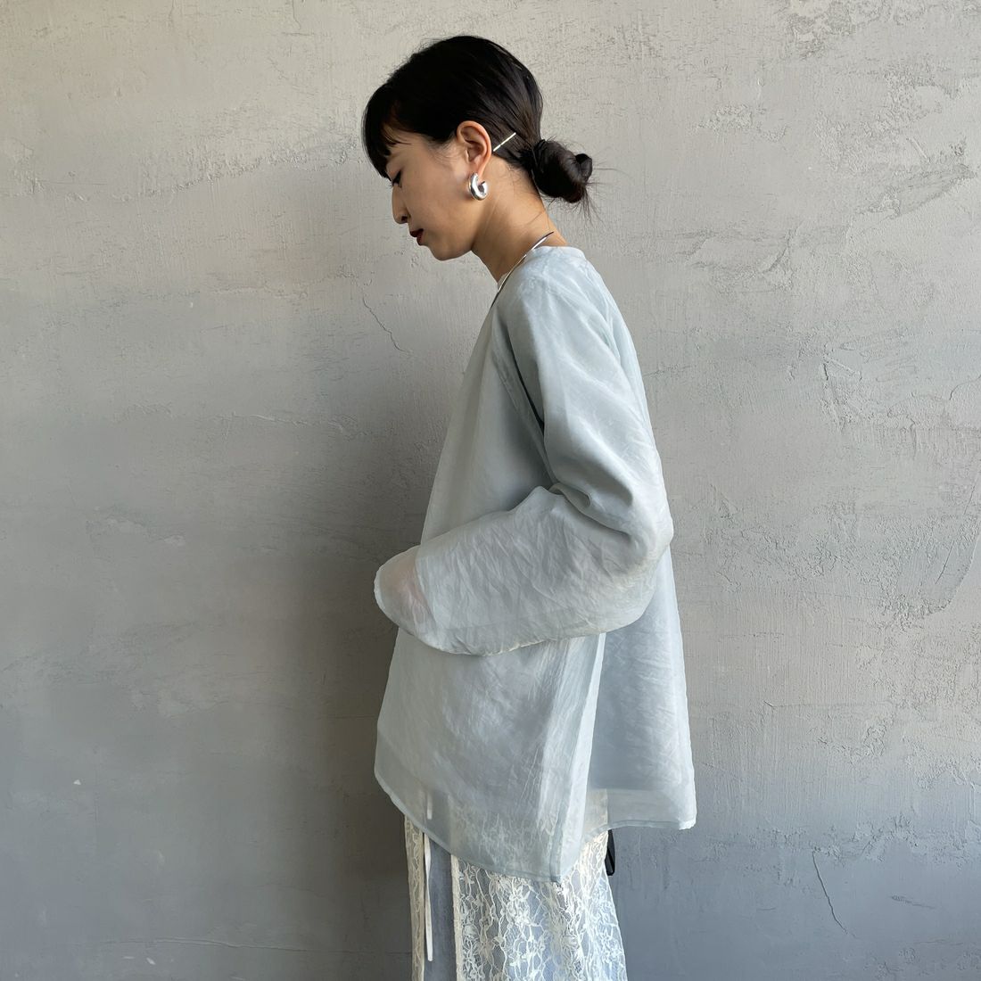 nenom [ネノム] ラグランシアーレイヤードTシャツ [NE25132014] 10 SAX &&モデル身長：150cm 着用サイズ：F&&