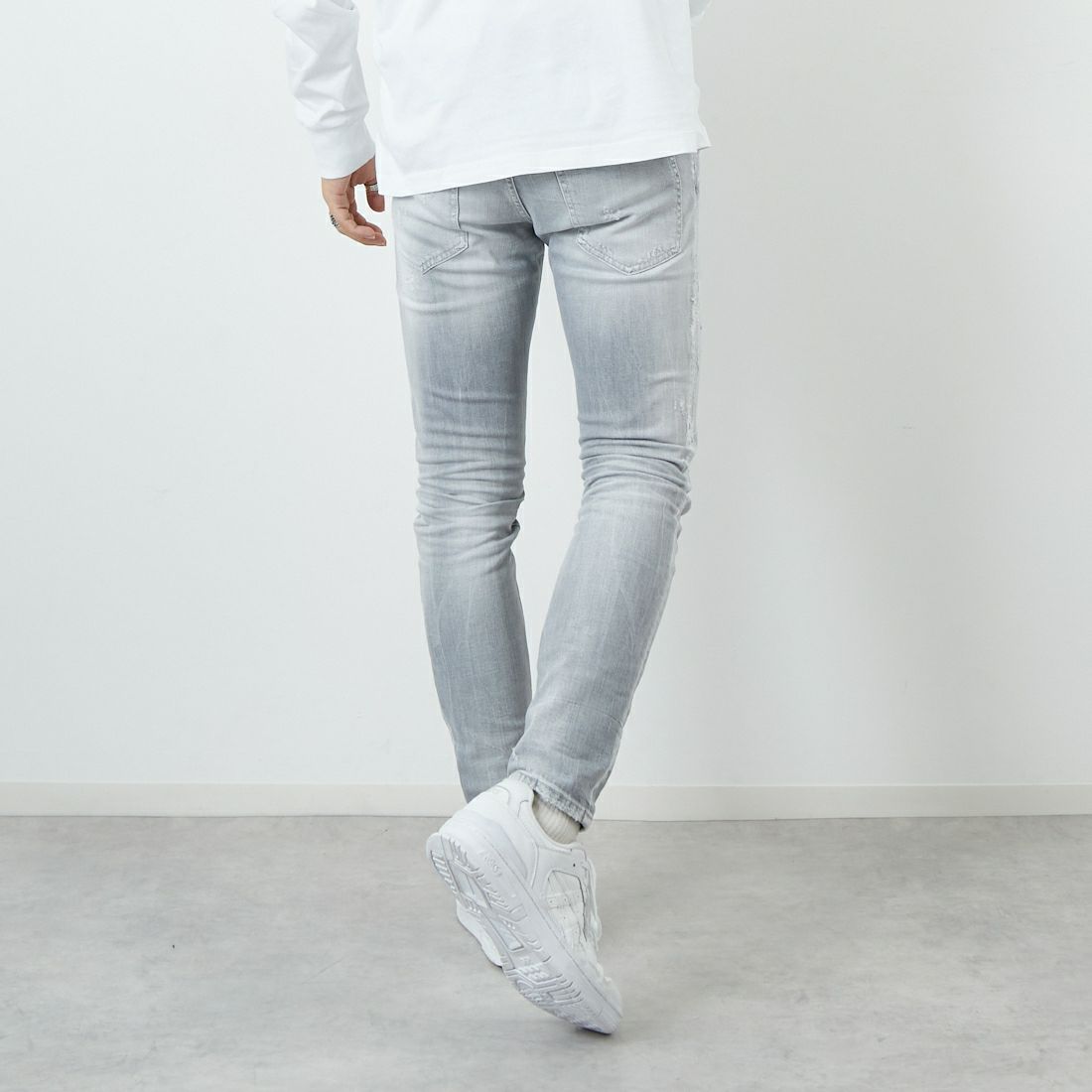 Dsquared2 [ディースクエアード] SKATERジーンズ [74LB1754-30260] 852 GRAY &&モデル身長：179cm 着用サイズ：46&&