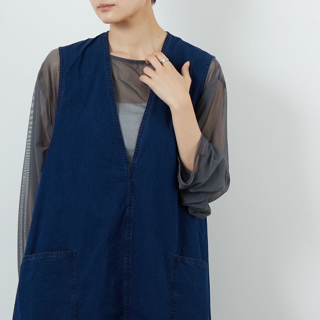 THE NORTH FACE PURPLE LABEL [ザ ノースフェイス パープルレーベル] コットンナイロンウェザー フィールドジャンパードレス [N25FF003] ID INDIGO &&モデル身長：160cm 着用サイズ：WS&&