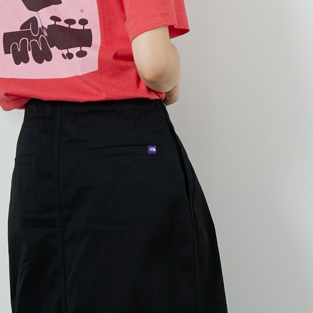 THE NORTH FACE PURPLE LABEL [ザ ノースフェイス パープルレーベル] チノタックフィールドスカート [N25FE066] K BLACK &&モデル身長：160cm 着用サイズ：WS&&