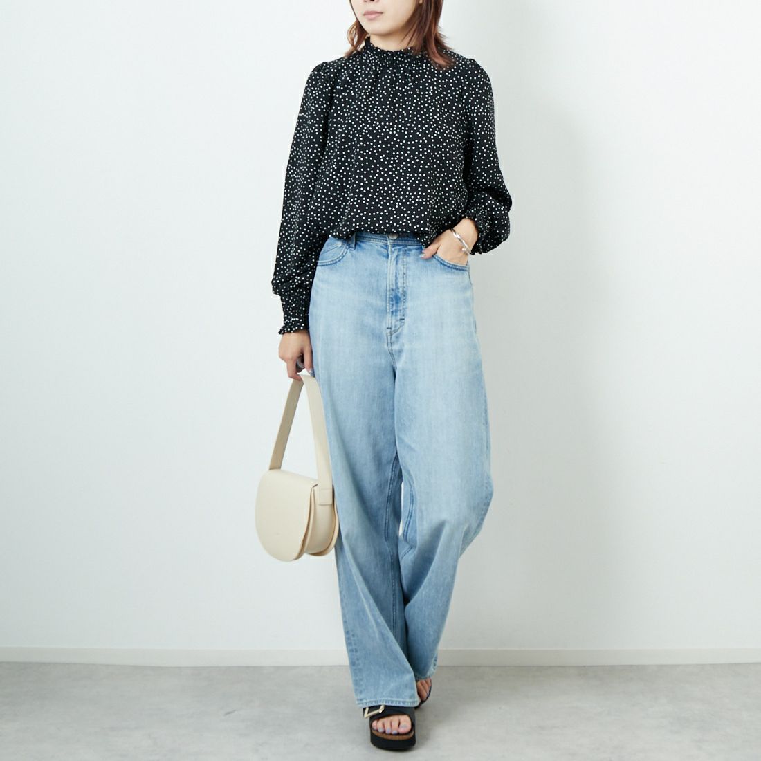 Jf Ready Made [ジェイエフレディメイド] シャーリングネック アソートブラウス [3104301] 895 ｸﾛ/ｼﾛ &&モデル身長：167cm 着用サイズ：F&&