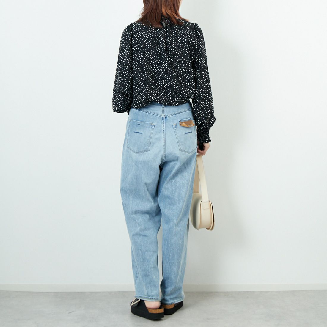 Jf Ready Made [ジェイエフレディメイド] シャーリングネック アソートブラウス [3104301] 895 ｸﾛ/ｼﾛ &&モデル身長：167cm 着用サイズ：F&&