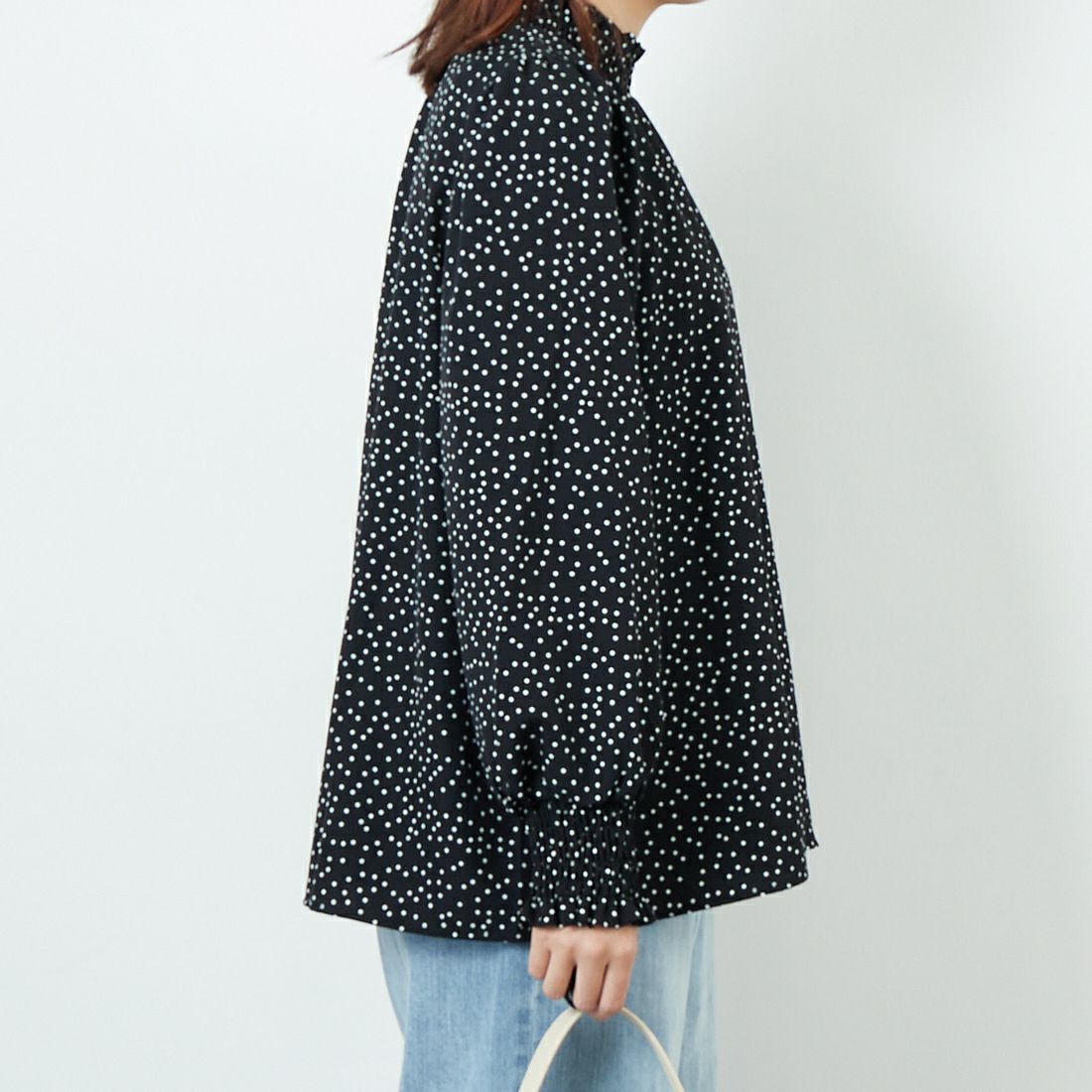 Jf Ready Made [ジェイエフレディメイド] シャーリングネック アソートブラウス [3104301] 895 ｸﾛ/ｼﾛ &&モデル身長：167cm 着用サイズ：F&&