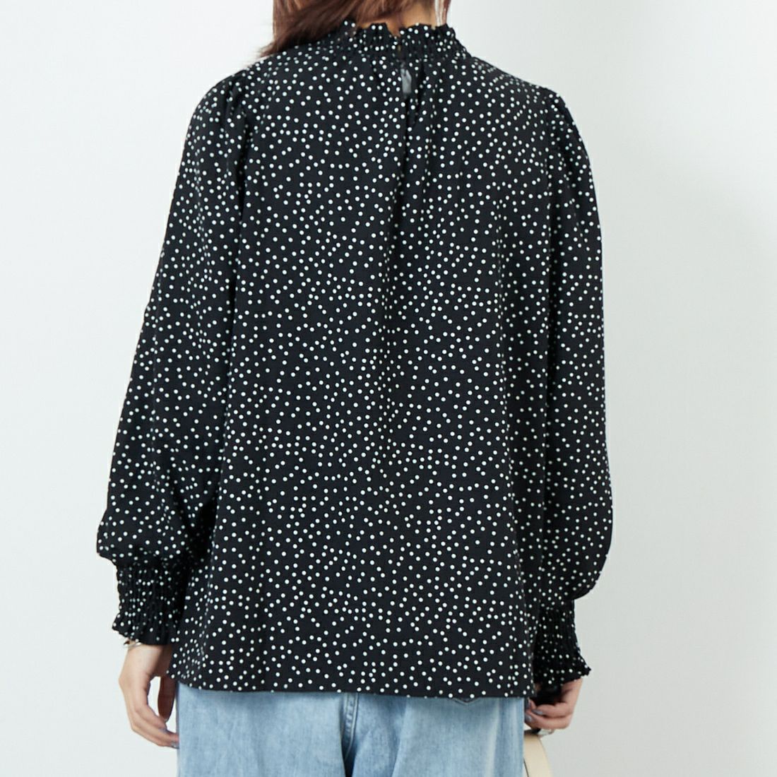 Jf Ready Made [ジェイエフレディメイド] シャーリングネック アソートブラウス [3104301] 895 ｸﾛ/ｼﾛ &&モデル身長：167cm 着用サイズ：F&&