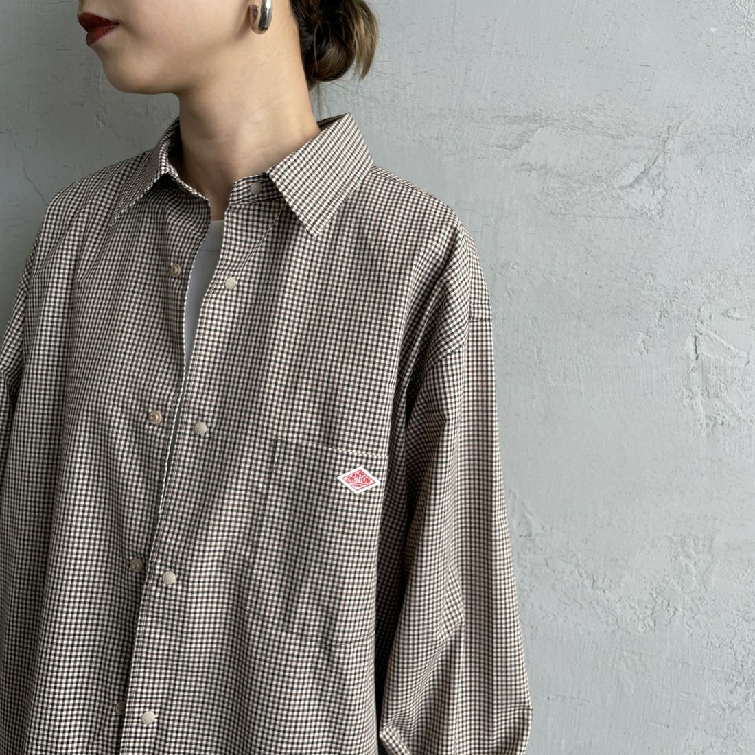 DANTON [ダントン] ドットボタン レギュラーカラー チェックロングスリーブシャツ [DT-B0391PPU] BEIGE CHEC &&モデル身長：150cm 着用サイズ：38&&
