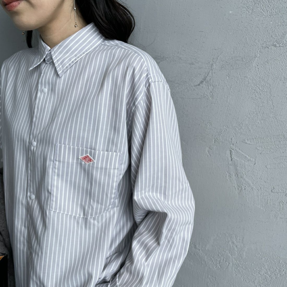 DANTON [ダントン] ドットボタン レギュラーカラー ストライプロングスリーブシャツ [DT-B0391POD] GRY/WHT ST &&モデル身長：160cm 着用サイズ：36&&