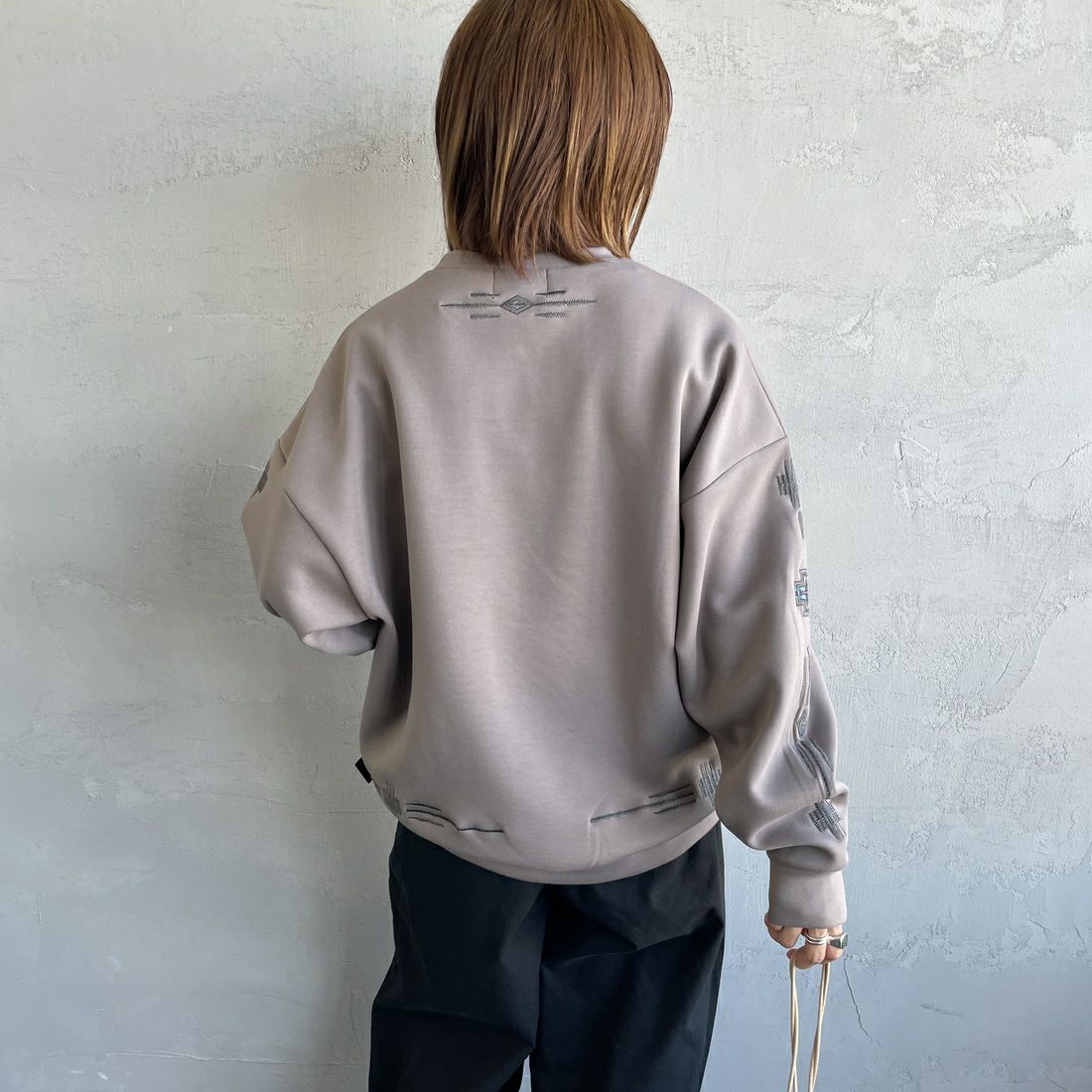 PENDLETON [ペンドルトン] 別注 ネイティブ柄 ダンボールニット クルーネックスウェット [5475-1223-JF] GREIGE &&モデル身長：158cm 着用サイズ：S&&