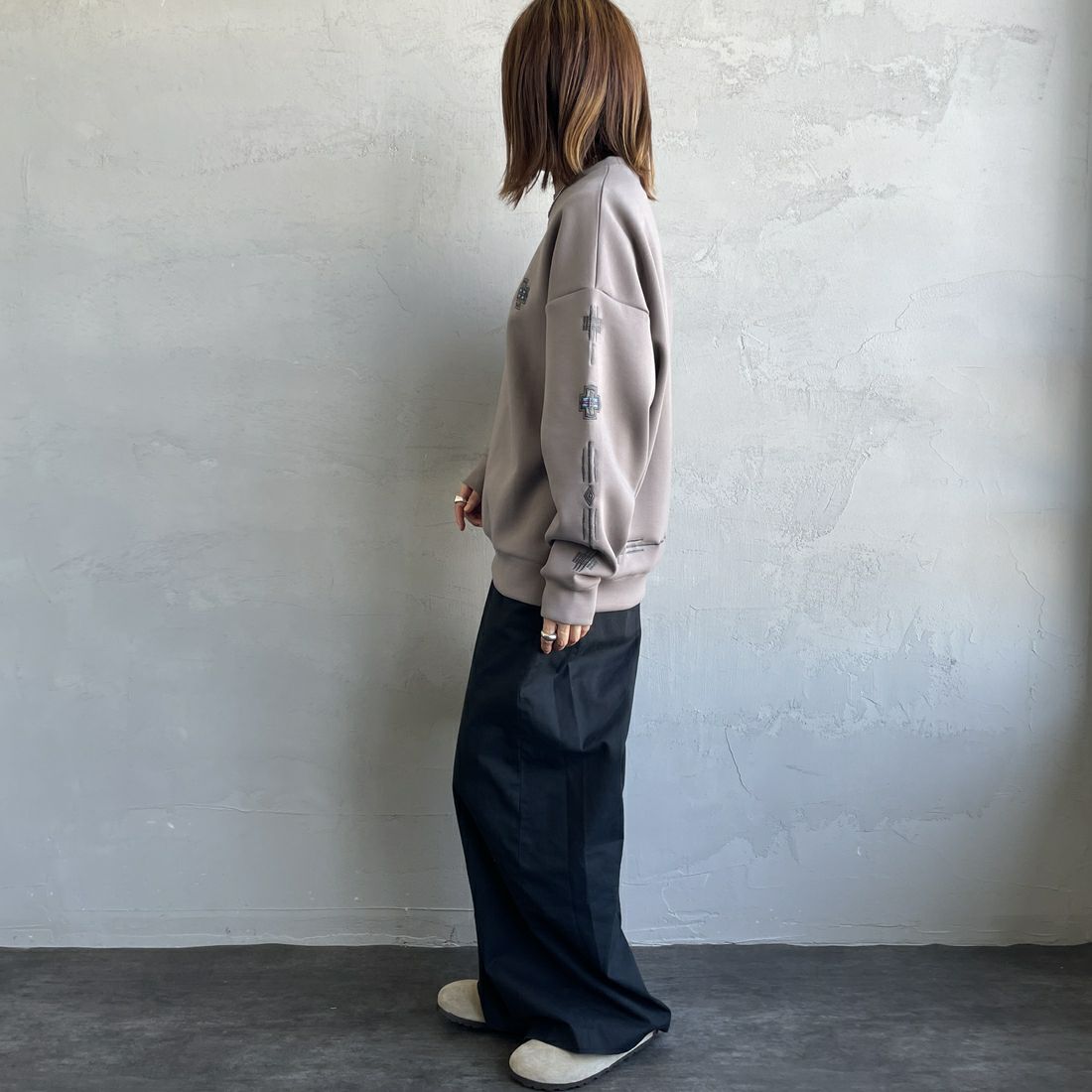 PENDLETON [ペンドルトン] 別注 ネイティブ柄 ダンボールニット クルーネックスウェット [5475-1223-JF] GREIGE &&モデル身長：158cm 着用サイズ：S&&