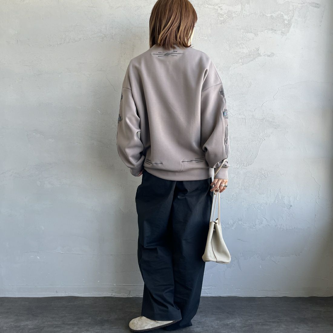 PENDLETON [ペンドルトン] 別注 ネイティブ柄 ダンボールニット クルーネックスウェット [5475-1223-JF] GREIGE &&モデル身長：158cm 着用サイズ：S&&