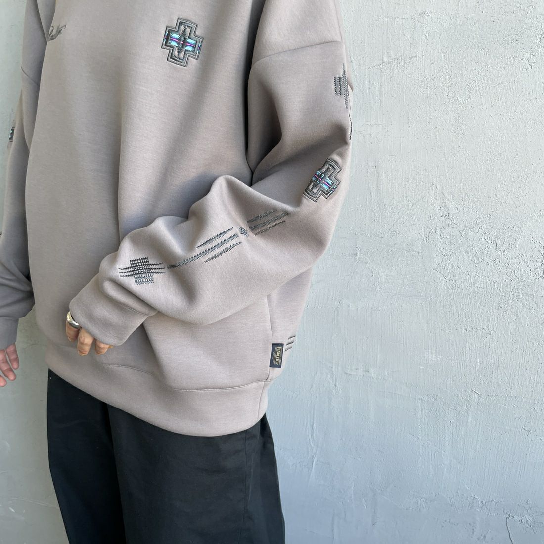 PENDLETON [ペンドルトン] 別注 ネイティブ柄 ダンボールニット クルーネックスウェット [5475-1223-JF] GREIGE &&モデル身長：158cm 着用サイズ：S&&