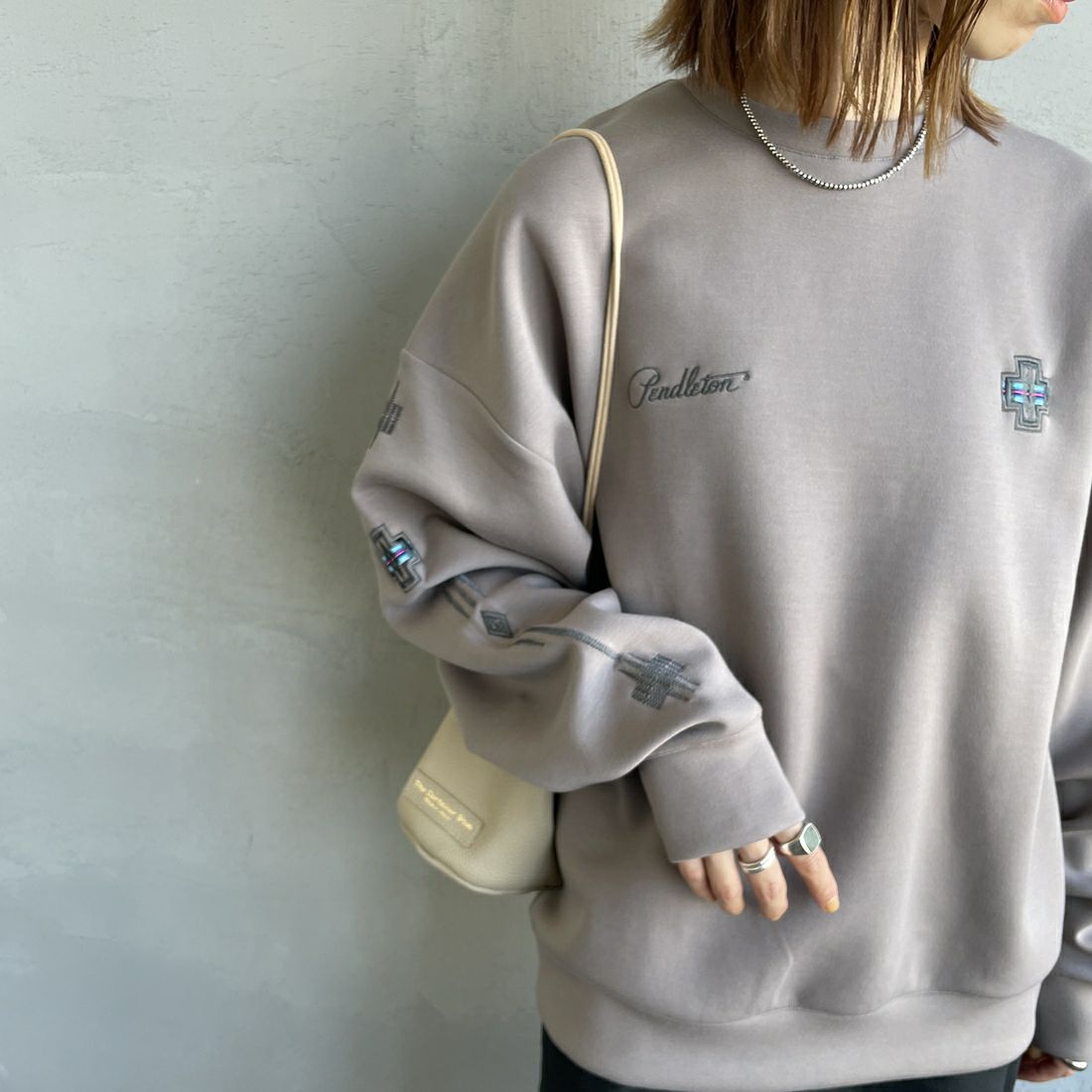 PENDLETON [ペンドルトン] 別注 ネイティブ柄 ダンボールニット クルーネックスウェット [5475-1223-JF] GREIGE &&モデル身長：158cm 着用サイズ：S&&