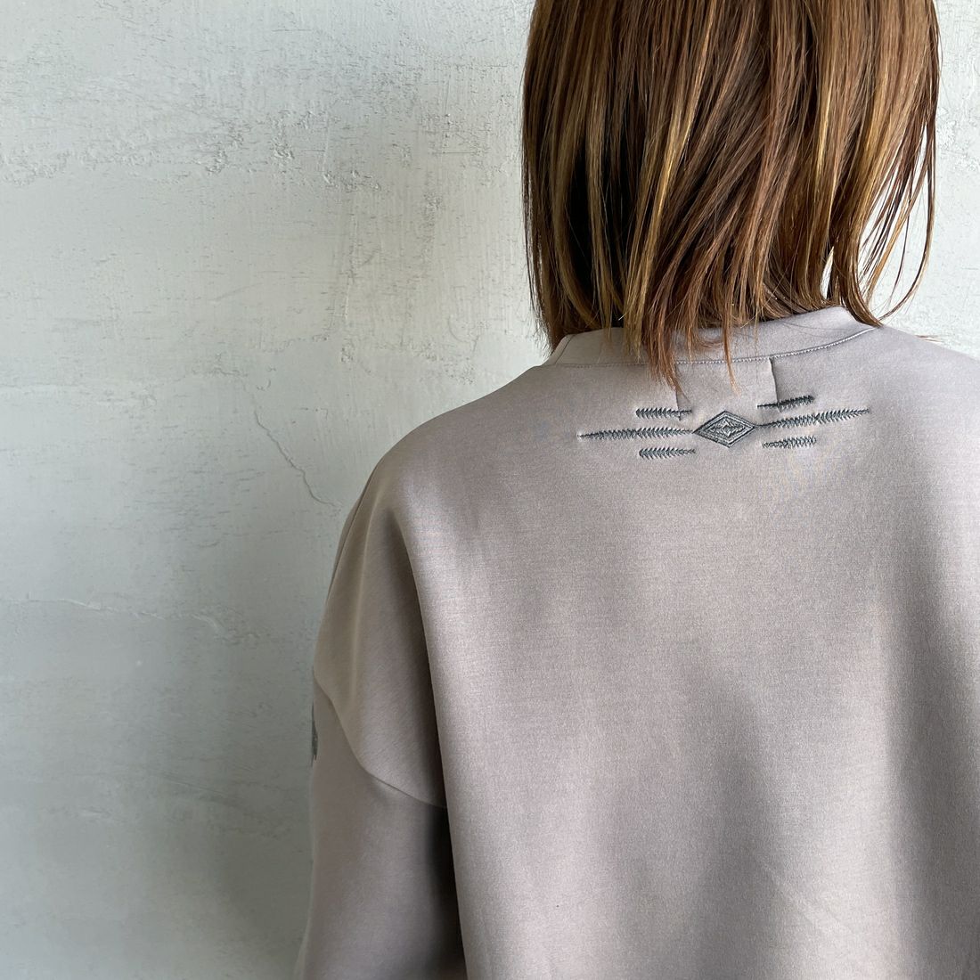 PENDLETON [ペンドルトン] 別注 ネイティブ柄 ダンボールニット クルーネックスウェット [5475-1223-JF] GREIGE &&モデル身長：158cm 着用サイズ：S&&