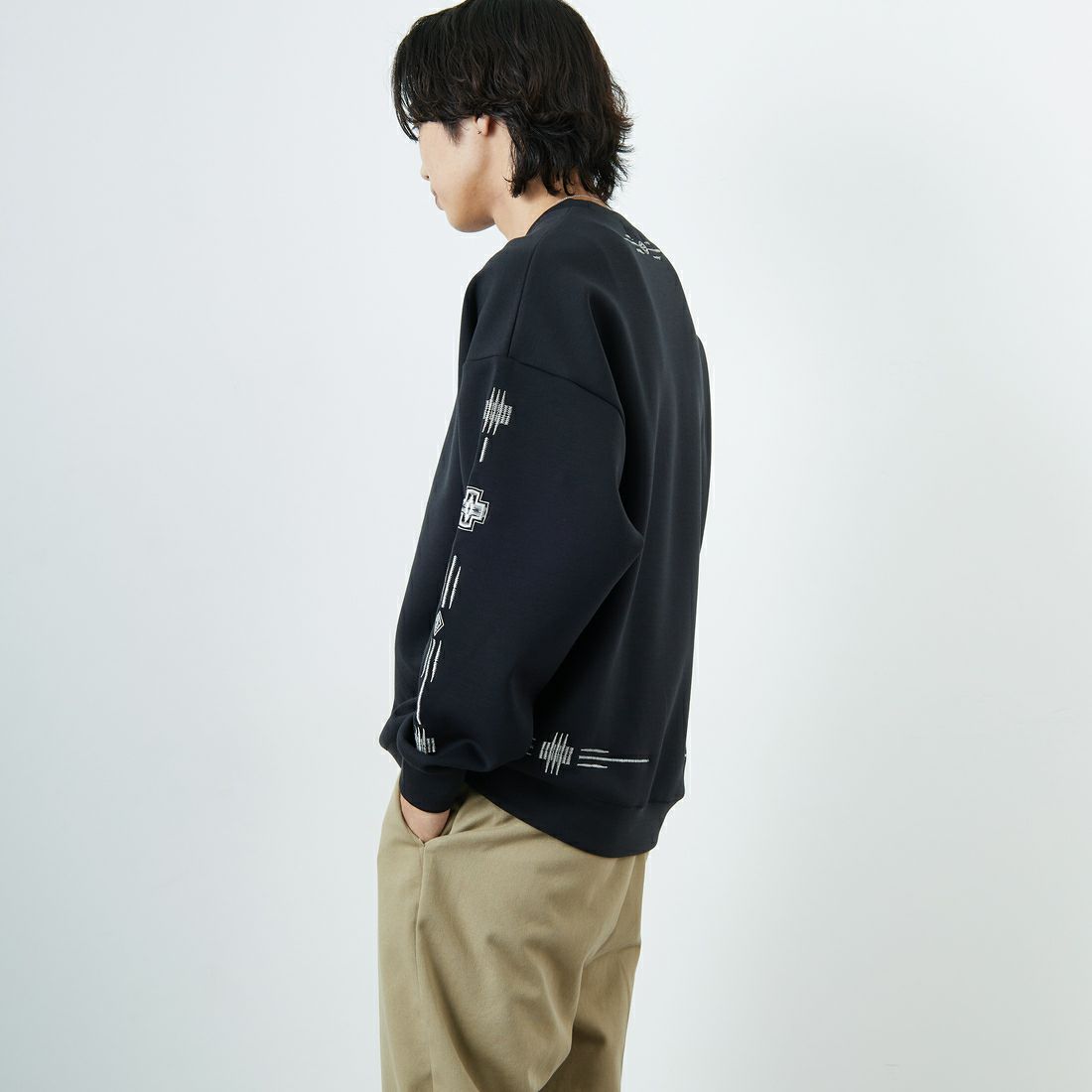 PENDLETON [ペンドルトン] 別注 ネイティブ柄 ダンボールニット クルーネックスウェット [5475-1223-JF] BLACK &&モデル身長：179cm 着用サイズ：L&&