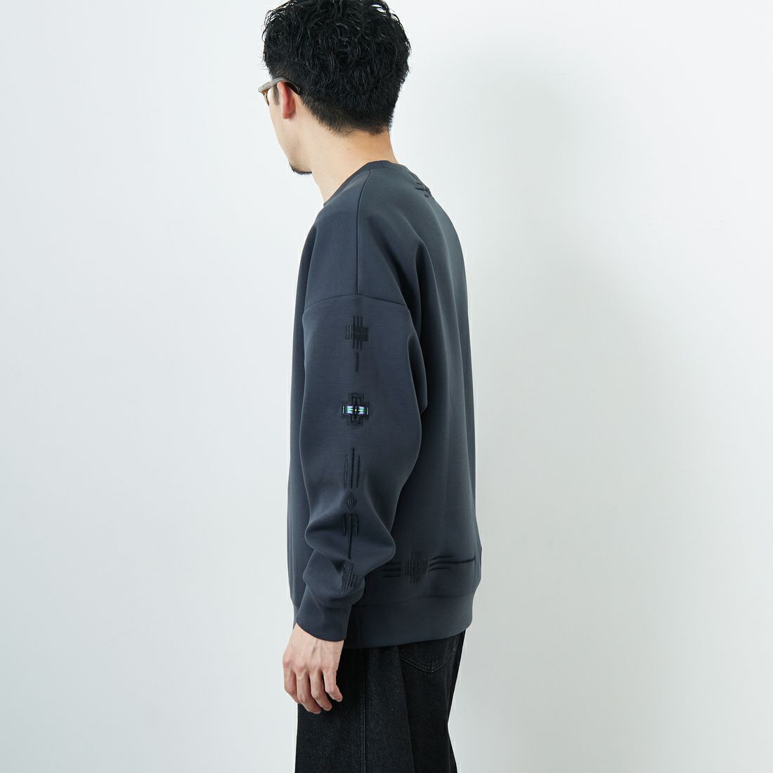 PENDLETON [ペンドルトン] 別注 ネイティブ柄 ダンボールニット クルーネックスウェット [5475-1223-JF] CHARCOAL &&モデル身長：167cm 着用サイズ：M&&