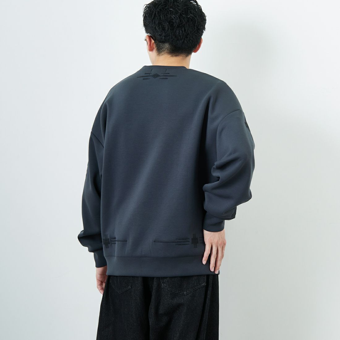 PENDLETON [ペンドルトン] 別注 ネイティブ柄 ダンボールニット クルーネックスウェット [5475-1223-JF] CHARCOAL &&モデル身長：167cm 着用サイズ：M&&