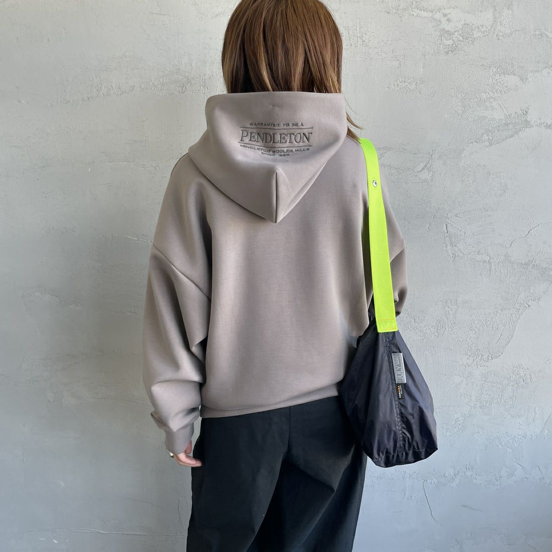 PENDLETON [ペンドルトン] 別注 ネイティブ柄 ダンボールニット スウェットパーカー [5475-1224-JF] GREIGE &&モデル身長：158cm 着用サイズ：S&&