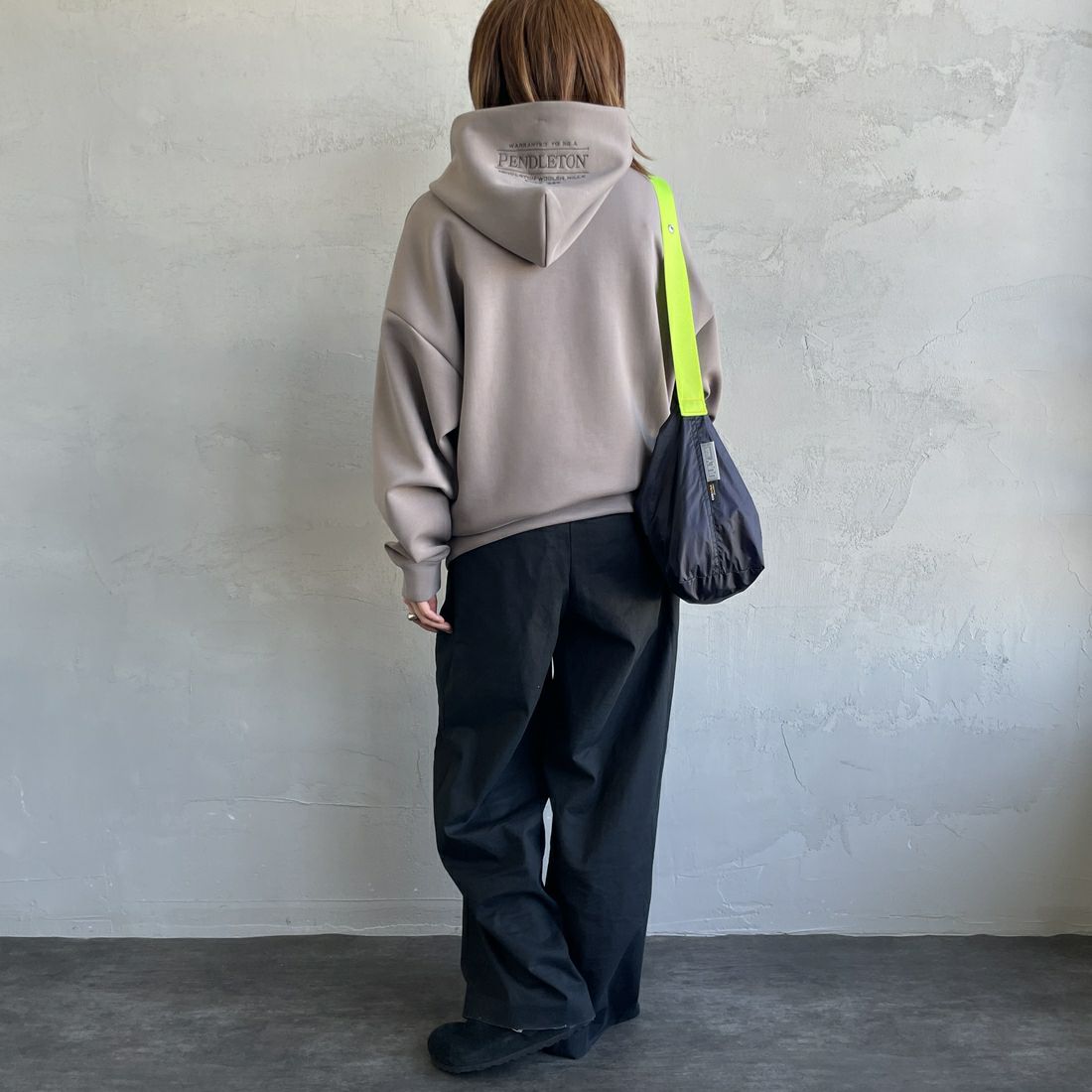 PENDLETON [ペンドルトン] 別注 ネイティブ柄 ダンボールニット スウェットパーカー [5475-1224-JF] GREIGE &&モデル身長：158cm 着用サイズ：S&&