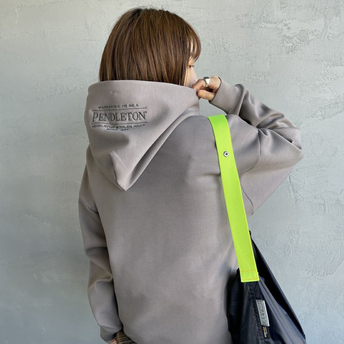 PENDLETON [ペンドルトン] 別注 ネイティブ柄 ダンボールニット スウェットパーカー [5475-1224-JF] GREIGE &&モデル身長：158cm 着用サイズ：S&&