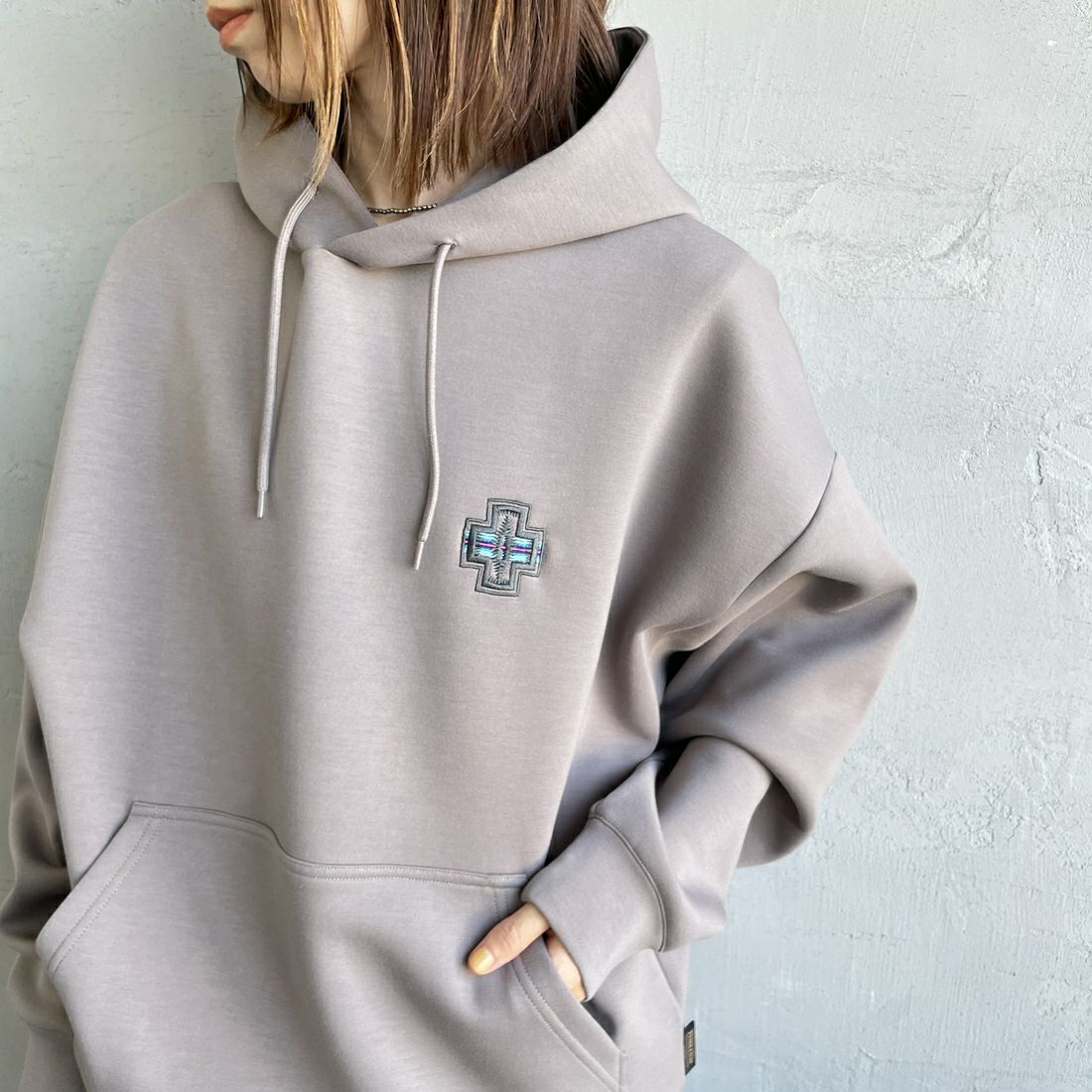 PENDLETON [ペンドルトン] 別注 ネイティブ柄 ダンボールニット スウェットパーカー [5475-1224-JF] GREIGE &&モデル身長：158cm 着用サイズ：S&&