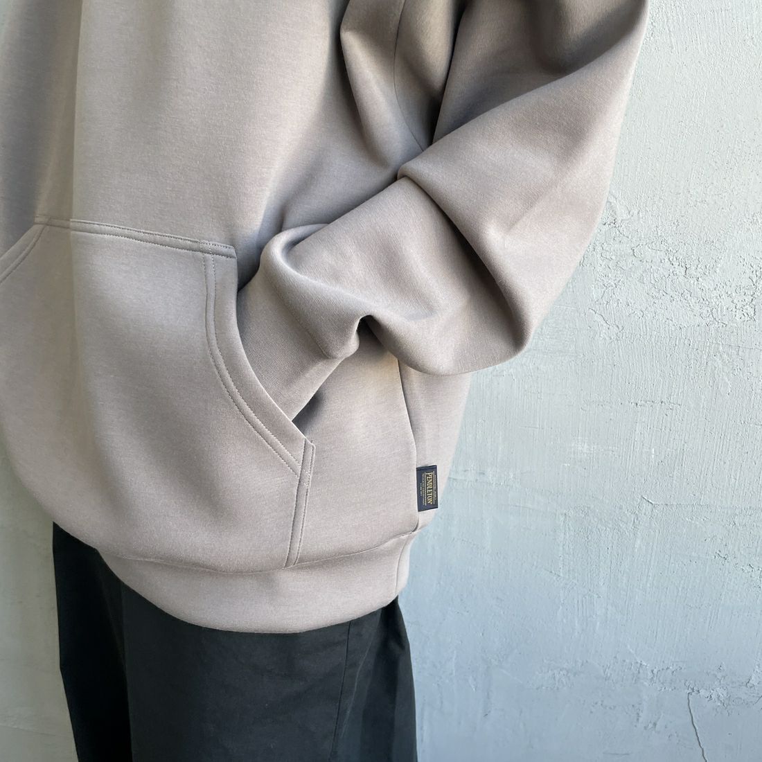 PENDLETON [ペンドルトン] 別注 ネイティブ柄 ダンボールニット スウェットパーカー [5475-1224-JF] GREIGE &&モデル身長：158cm 着用サイズ：S&&