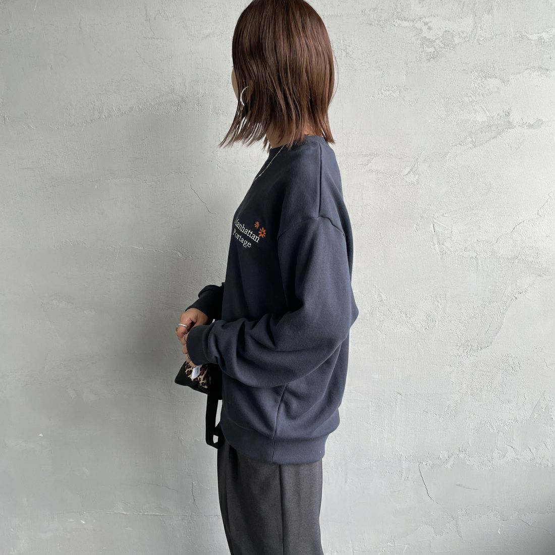 MANHATTAN PORTAGE [マンハッタンポーテージ] 別注 バックフラワープリント クルーネックスウェット [25FWMP-IN74-JF] NAVY &&モデル身長：160cm 着用サイズ：S&&