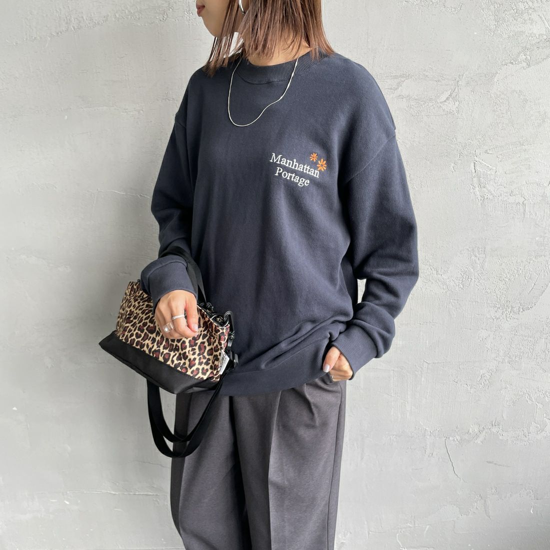MANHATTAN PORTAGE [マンハッタンポーテージ] 別注 バックフラワープリント クルーネックスウェット [25FWMP-IN74-JF] NAVY &&モデル身長：160cm 着用サイズ：S&&