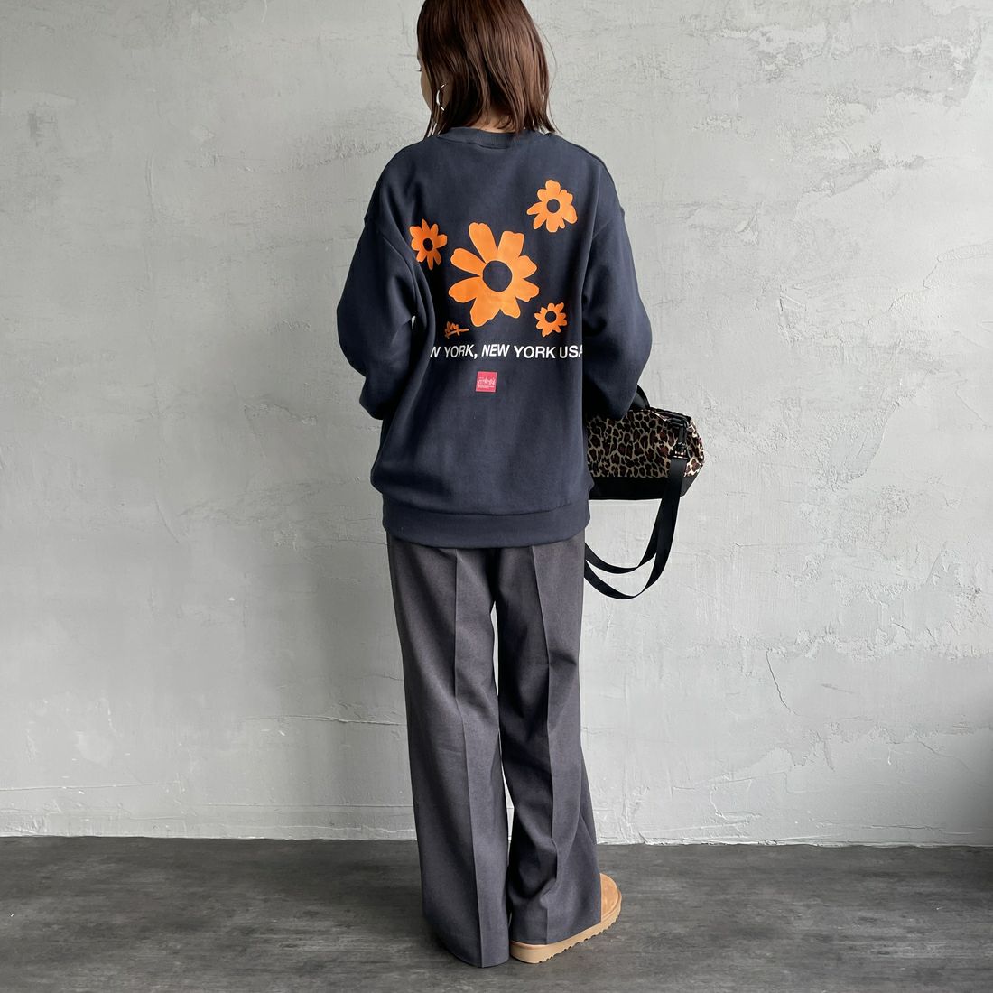MANHATTAN PORTAGE [マンハッタンポーテージ] 別注 バックフラワープリント クルーネックスウェット [25FWMP-IN74-JF] NAVY &&モデル身長：160cm 着用サイズ：S&&