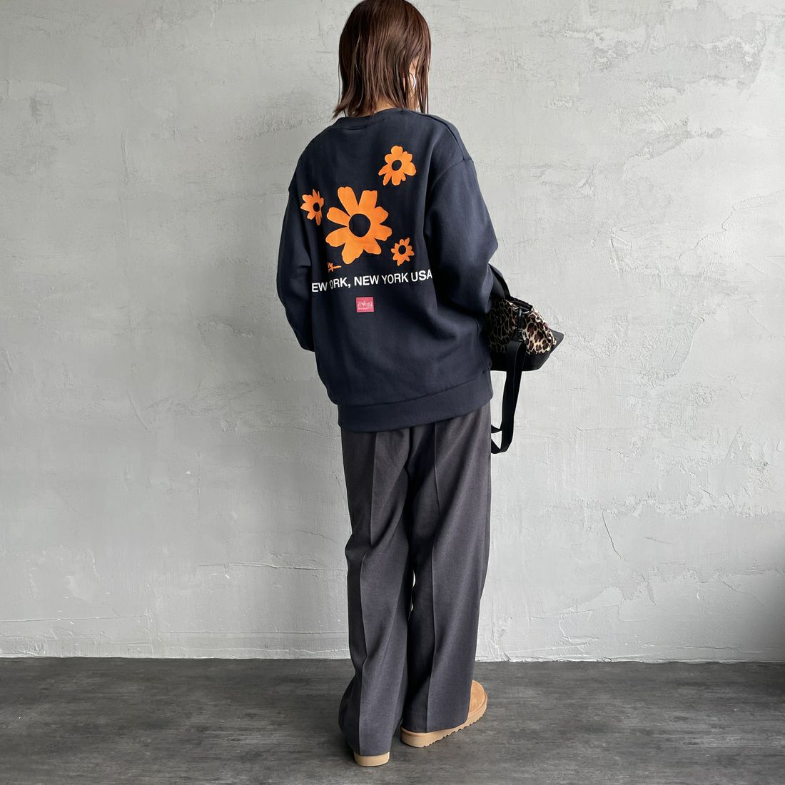 MANHATTAN PORTAGE [マンハッタンポーテージ] 別注 バックフラワープリント クルーネックスウェット [25FWMP-IN74-JF] NAVY &&モデル身長：160cm 着用サイズ：S&&