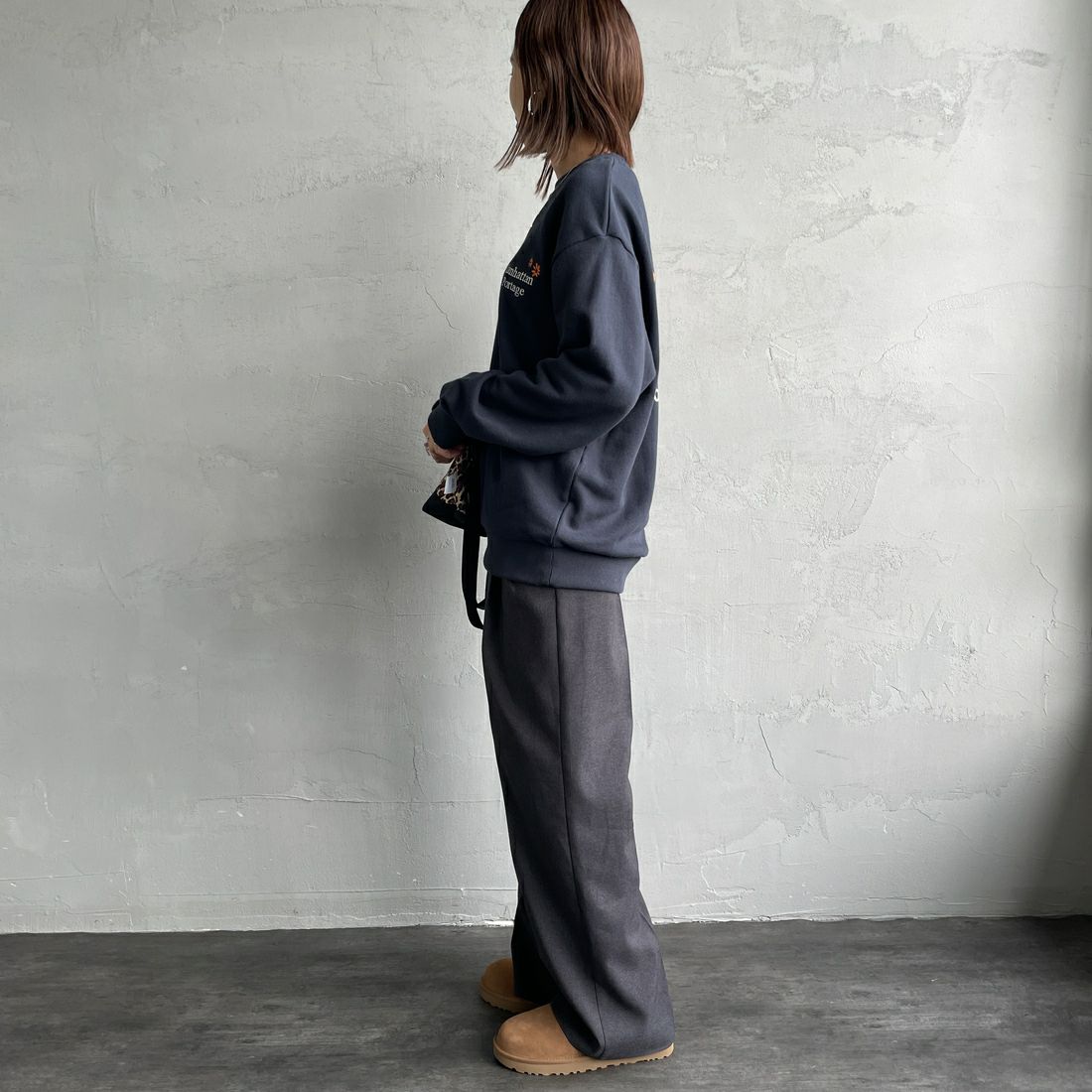 MANHATTAN PORTAGE [マンハッタンポーテージ] 別注 バックフラワープリント クルーネックスウェット [25FWMP-IN74-JF] NAVY &&モデル身長：160cm 着用サイズ：S&&