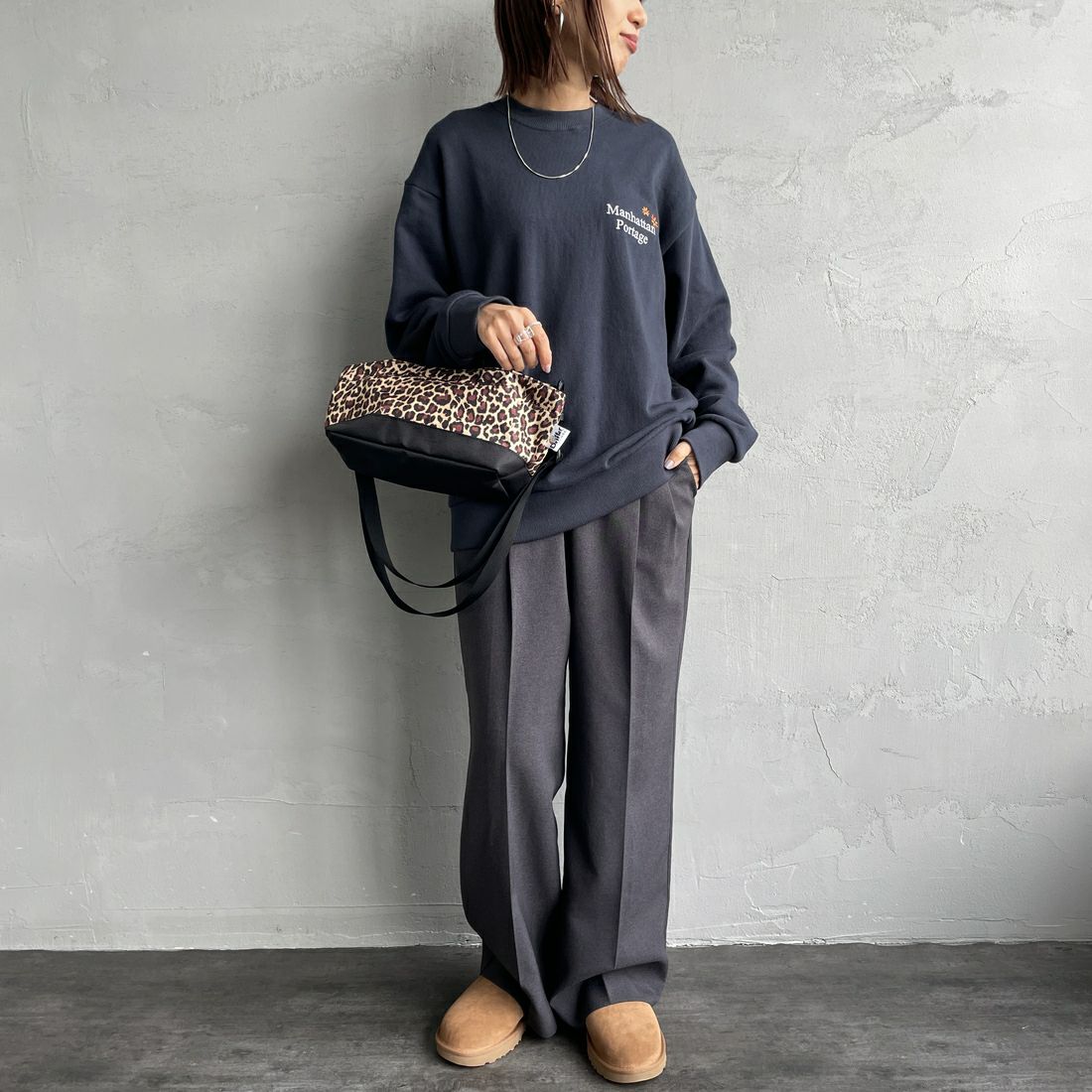 MANHATTAN PORTAGE [マンハッタンポーテージ] 別注 バックフラワープリント クルーネックスウェット [25FWMP-IN74-JF] NAVY &&モデル身長：160cm 着用サイズ：S&&