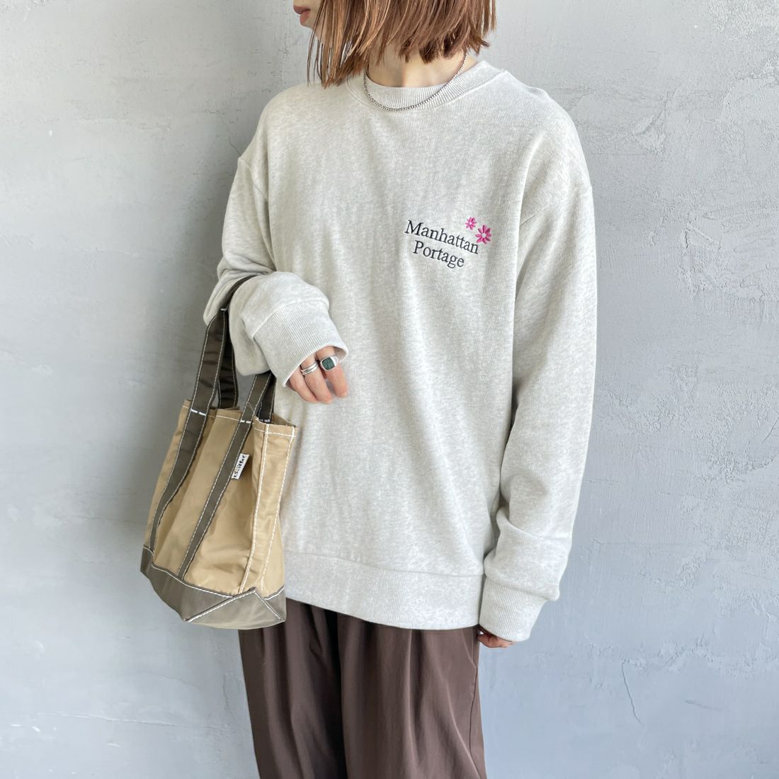 MANHATTAN PORTAGE [マンハッタンポーテージ] 別注 バックフラワープリント クルーネックスウェット [25FWMP-IN74-JF] OATMEAL &&モデル身長：158cm 着用サイズ：S&&