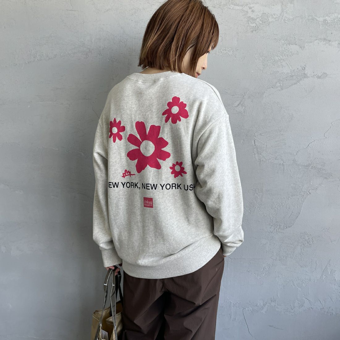 MANHATTAN PORTAGE [マンハッタンポーテージ] 別注 バックフラワープリント クルーネックスウェット [25FWMP-IN74-JF] OATMEAL &&モデル身長：158cm 着用サイズ：S&&