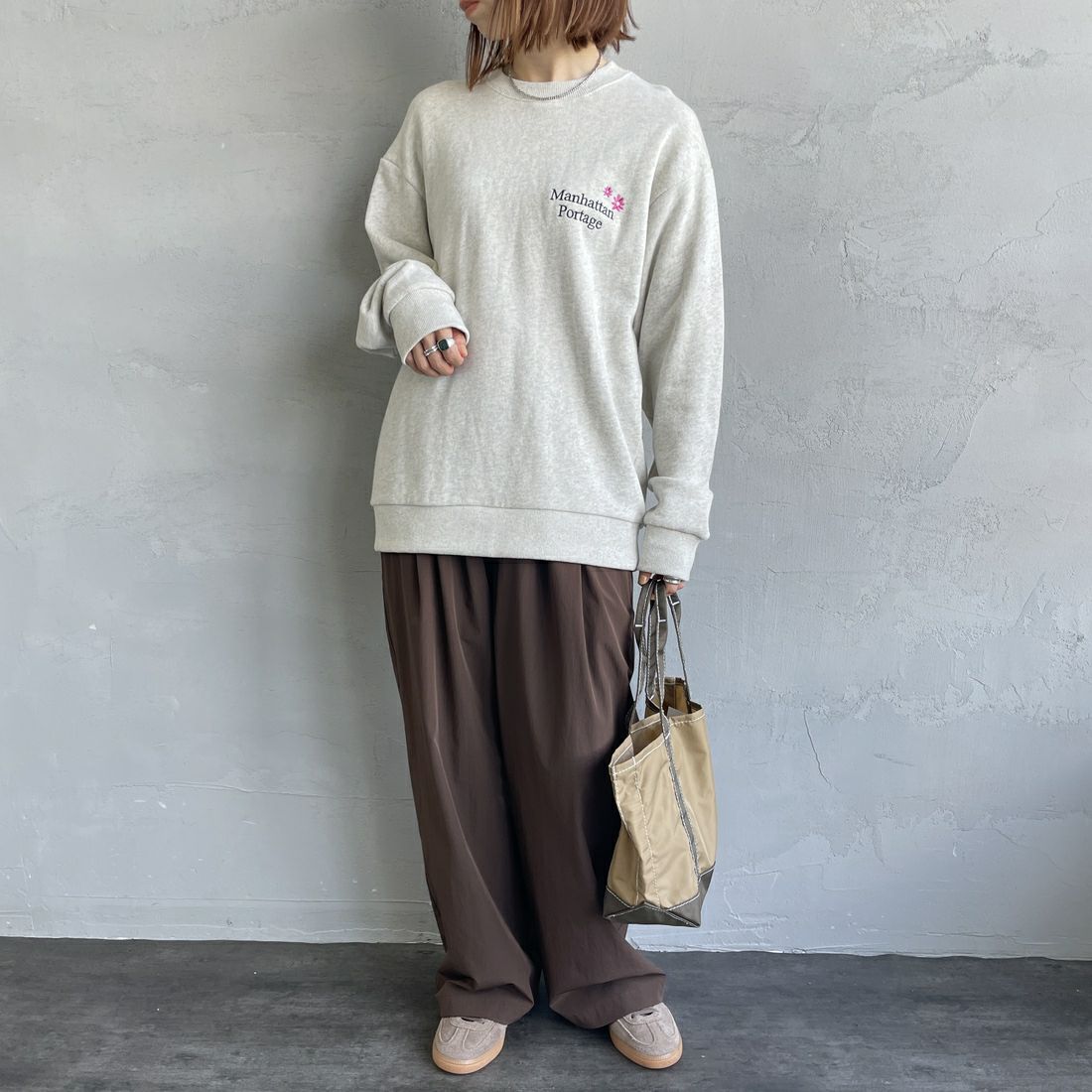 MANHATTAN PORTAGE [マンハッタンポーテージ] 別注 バックフラワープリント クルーネックスウェット [25FWMP-IN74-JF] OATMEAL &&モデル身長：158cm 着用サイズ：S&&