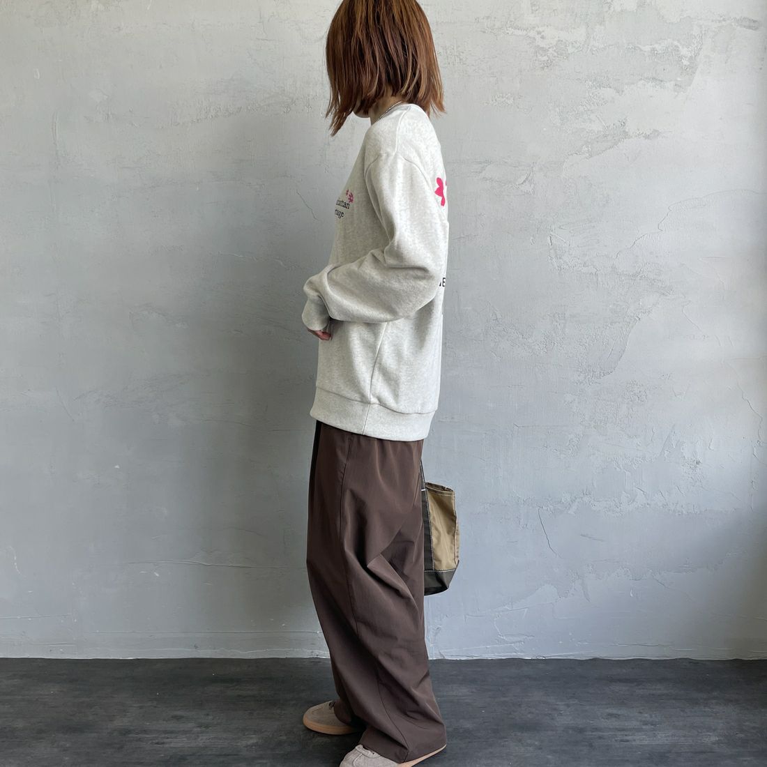 MANHATTAN PORTAGE [マンハッタンポーテージ] 別注 バックフラワープリント クルーネックスウェット [25FWMP-IN74-JF] OATMEAL &&モデル身長：158cm 着用サイズ：S&&