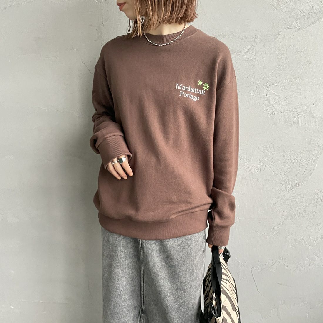 MANHATTAN PORTAGE [マンハッタンポーテージ] 別注 バックフラワープリント クルーネックスウェット [25FWMP-IN74-JF] D.BROWN &&モデル身長：158cm 着用サイズ：S&&
