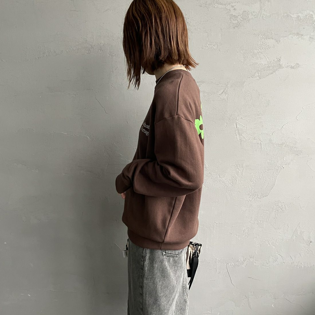 MANHATTAN PORTAGE [マンハッタンポーテージ] 別注 バックフラワープリント クルーネックスウェット [25FWMP-IN74-JF] D.BROWN &&モデル身長：158cm 着用サイズ：S&&