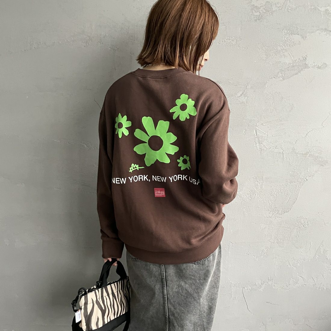 MANHATTAN PORTAGE [マンハッタンポーテージ] 別注 バックフラワープリント クルーネックスウェット [25FWMP-IN74-JF] D.BROWN &&モデル身長：158cm 着用サイズ：S&&