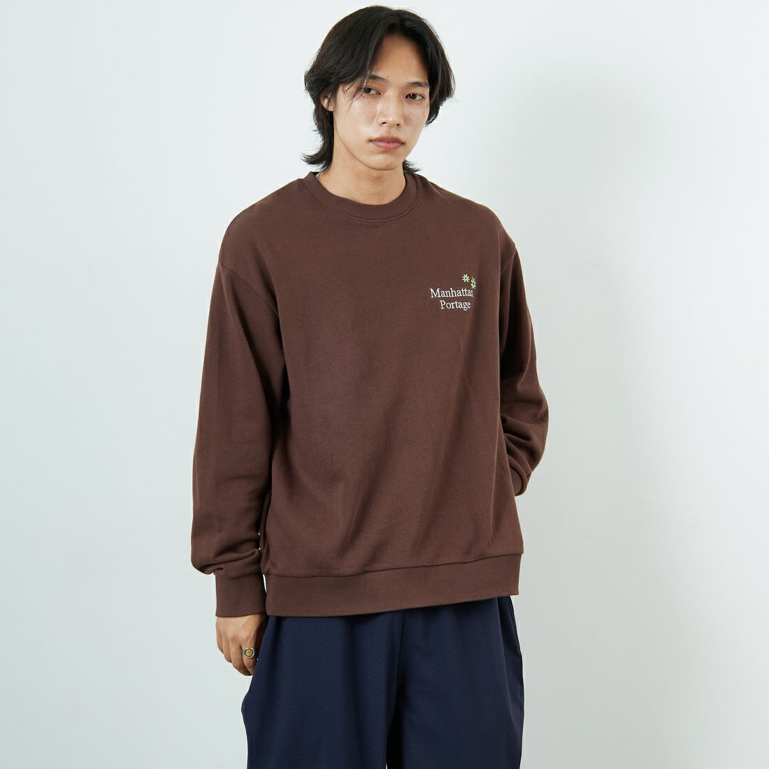 MANHATTAN PORTAGE [マンハッタンポーテージ] 別注 バックフラワープリント クルーネックスウェット [25FWMP-IN74-JF] D.BROWN &&モデル身長：179cm 着用サイズ：L&&