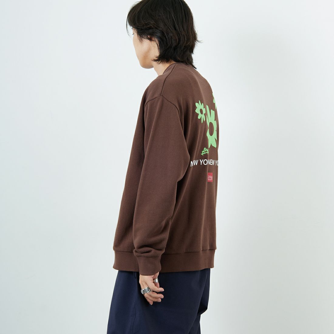 MANHATTAN PORTAGE [マンハッタンポーテージ] 別注 バックフラワープリント クルーネックスウェット [25FWMP-IN74-JF] D.BROWN &&モデル身長：179cm 着用サイズ：L&&
