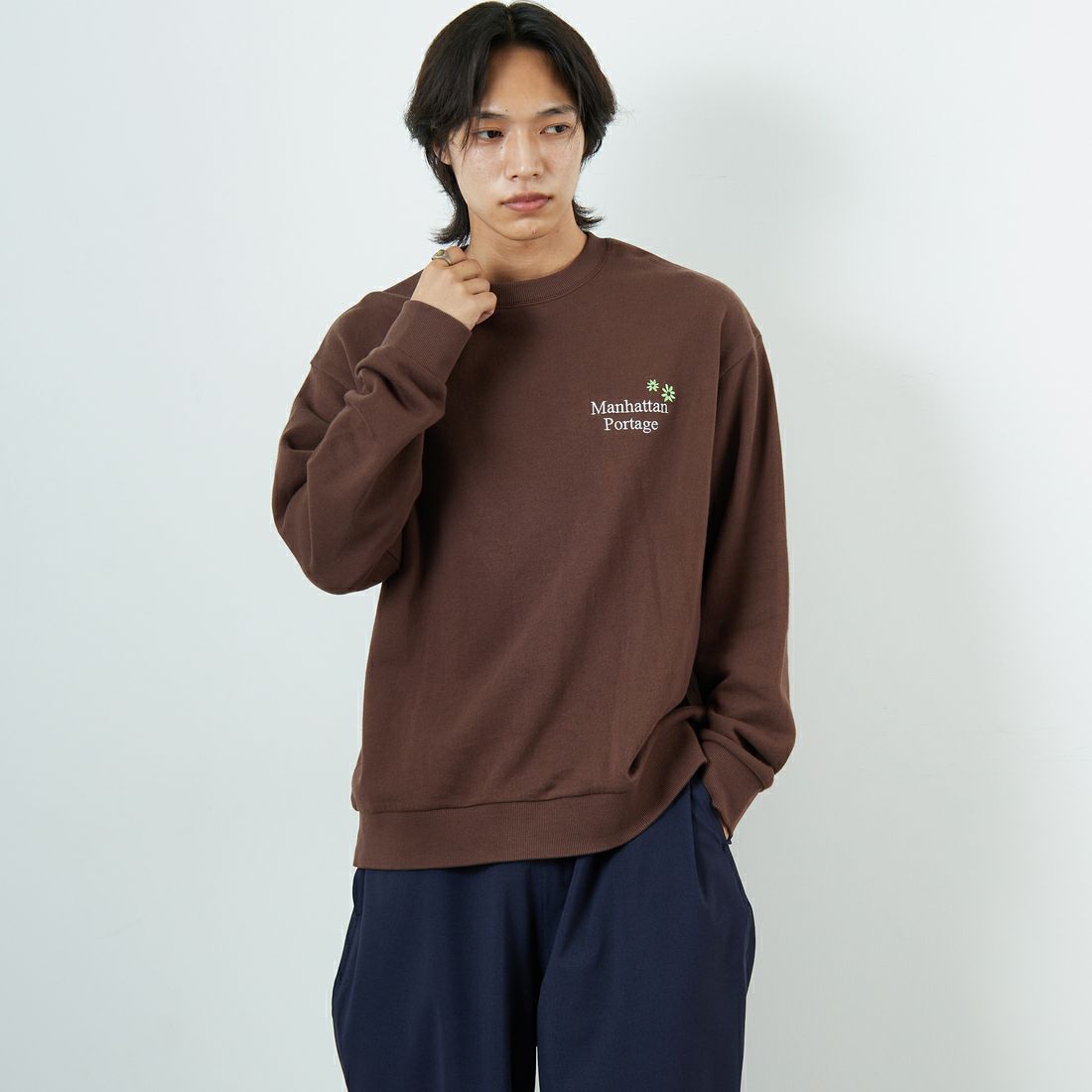 MANHATTAN PORTAGE [マンハッタンポーテージ] 別注 バックフラワープリント クルーネックスウェット [25FWMP-IN74-JF] D.BROWN &&モデル身長：179cm 着用サイズ：L&&